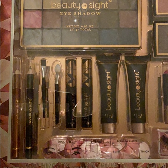 NWT 37 piece makeup set - Picture 4 of 6